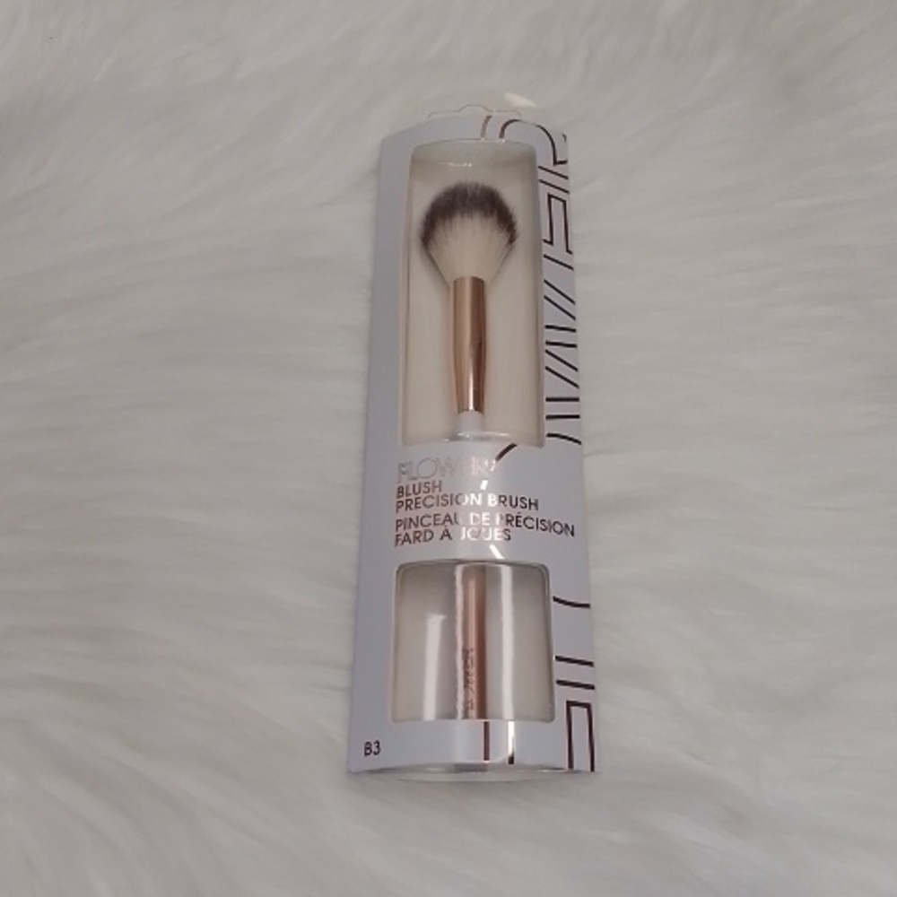 Blush Precision Brush - flower by Drew Barrymore